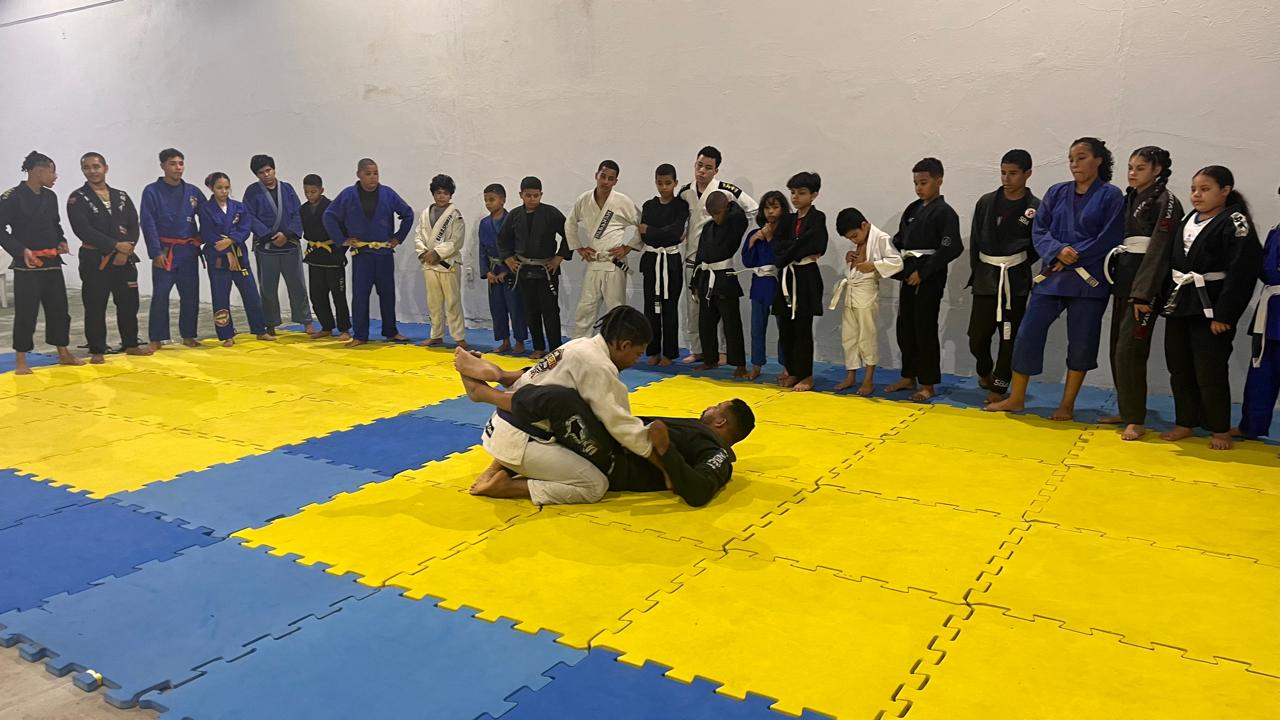 Alunos praticando Jiu-Jitsu